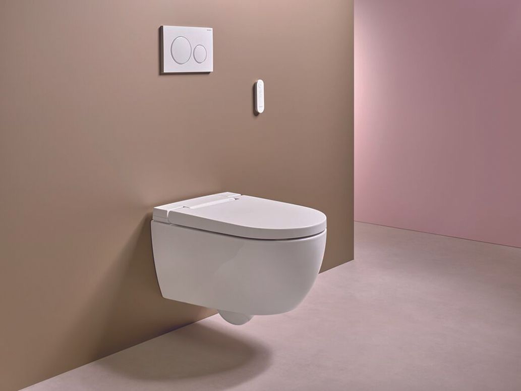 2024_Geberit Aquaclean_Feature_Alba_Long_shot_with remote control_02.jpg