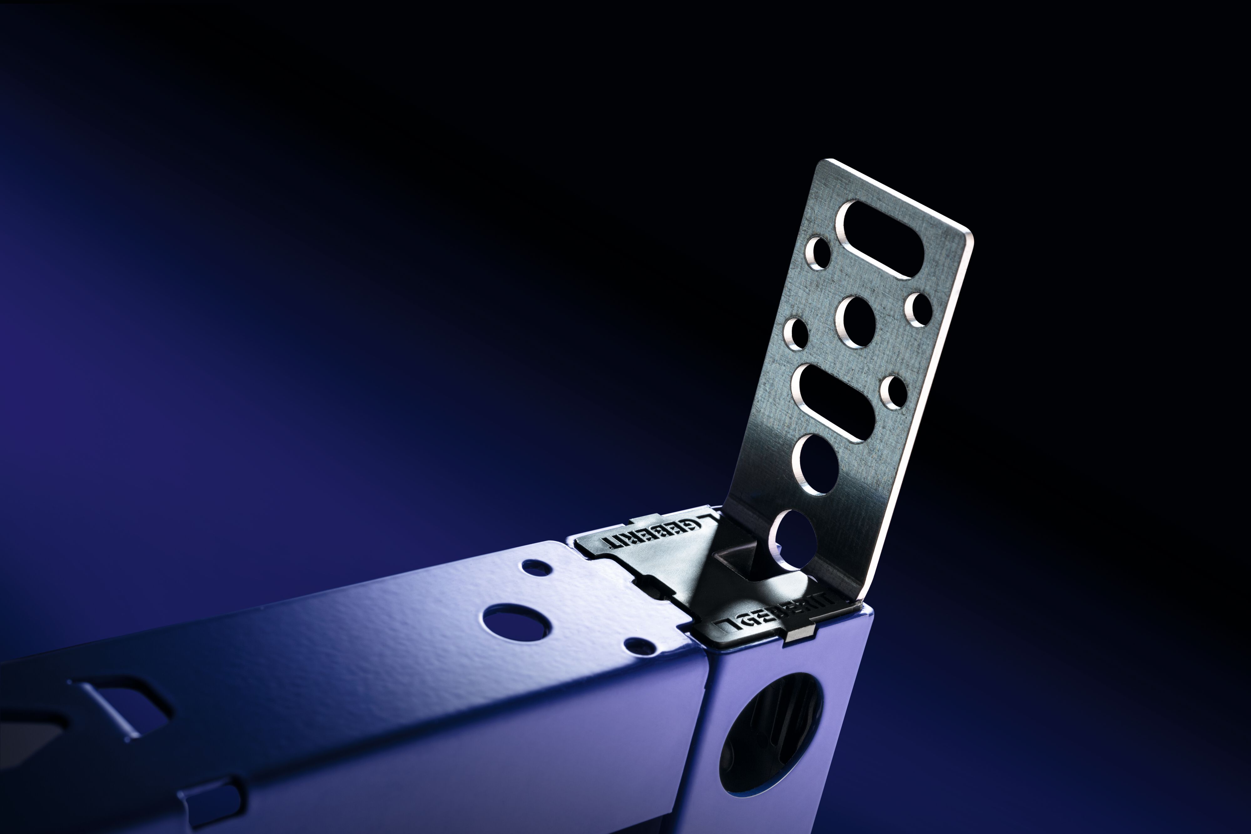 2025 Duofix pull-out side fastening close-up beauty shot.jpg