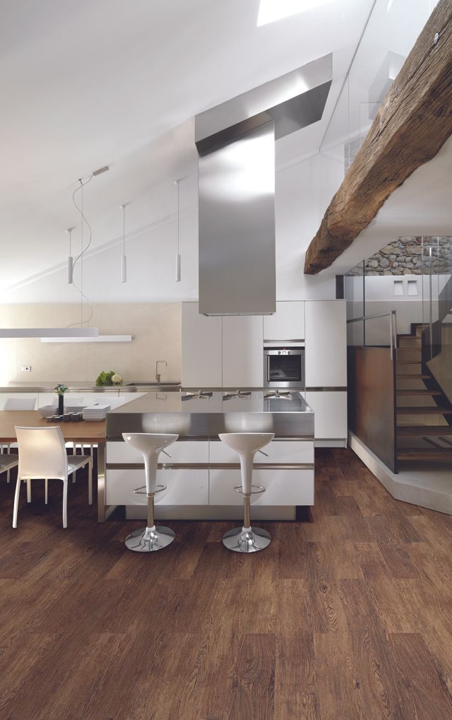 Cucina moderna con isola e  pavimento in legno