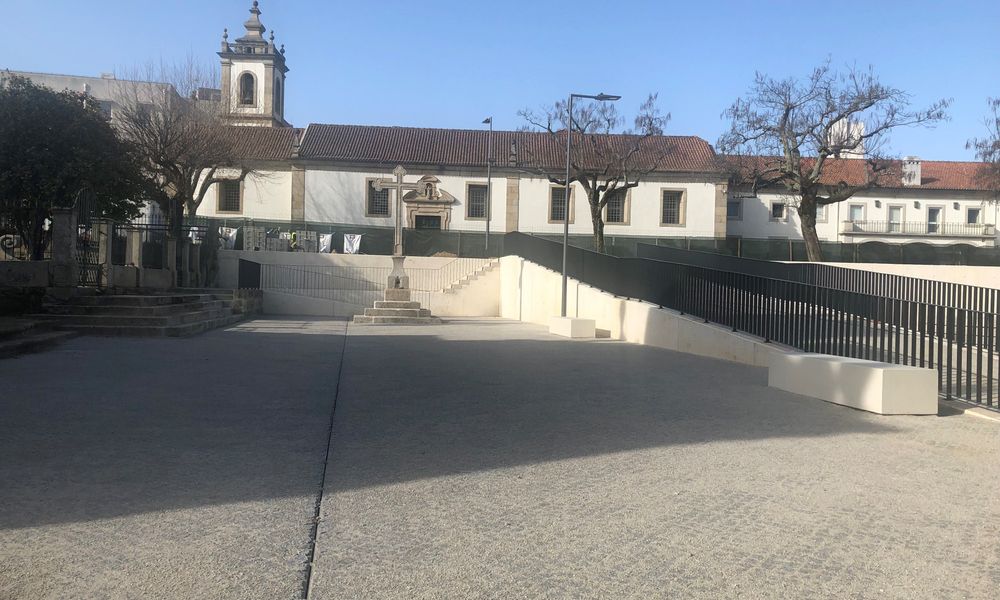 Adro da Igreja da Misericrdia e Largo do Complexo Paroquial