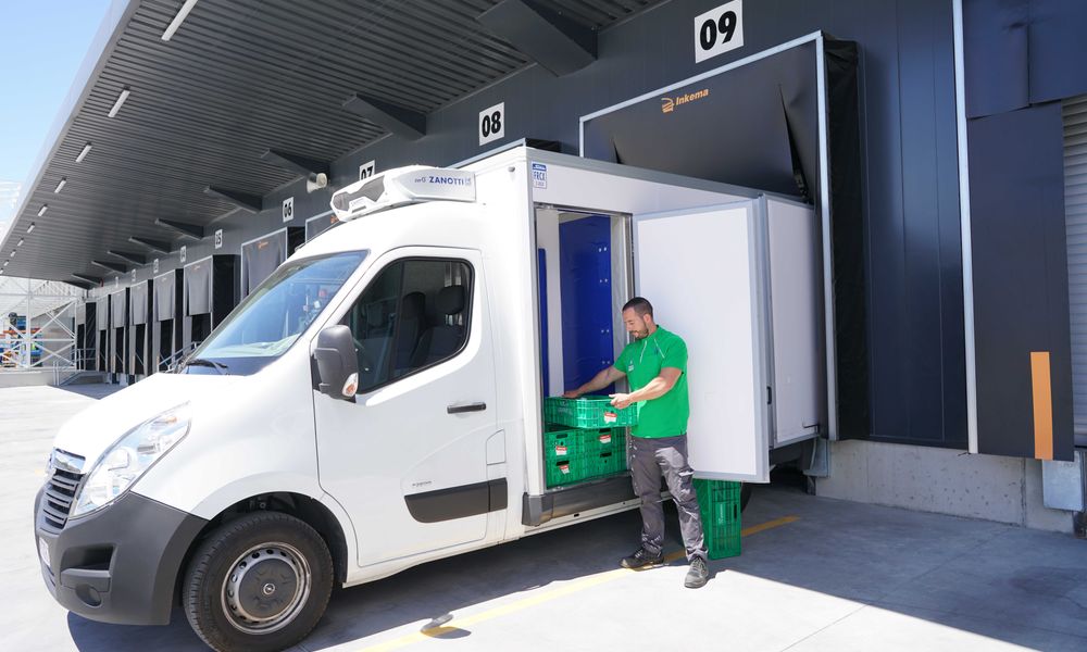 Distribuidor com veículo 3 temperaturas e descarga mecanizada em Valência