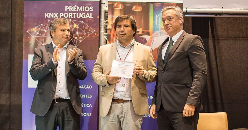 Prémio KNX Projecto - recebeu Nuno Vanconcelos - entregou Paulo Santos da ADENE